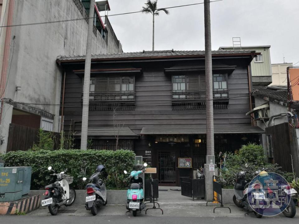 「小亀有kaki gori」正對面是日式老屋改建的咖啡館「賣捌所」。