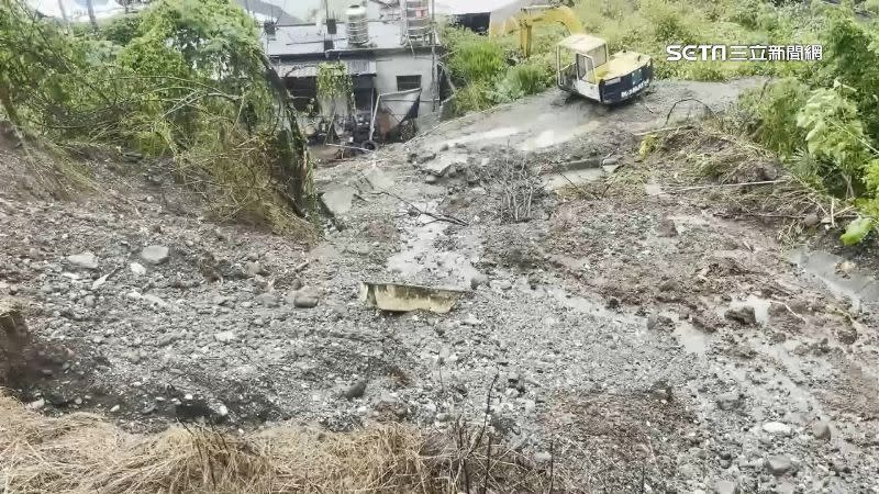 受到連日大雨影響，土石坍塌差點害花蓮一棟民宅遭到淹沒。