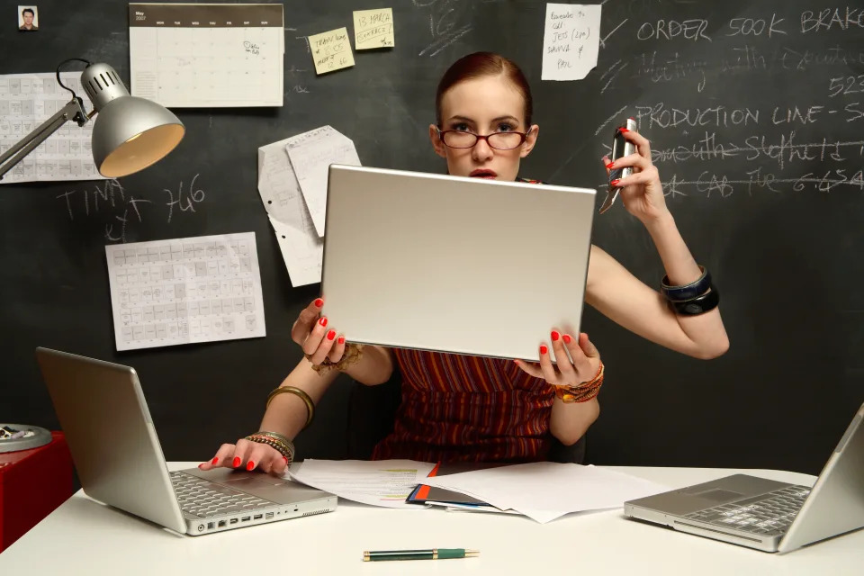 Aunque nos sorprenda, hacer muchas cosas a la vez y no esforzarnos por concentrarnos en una actividad, afecta nuestra memoria de cara al futuro. (Getty Creative)