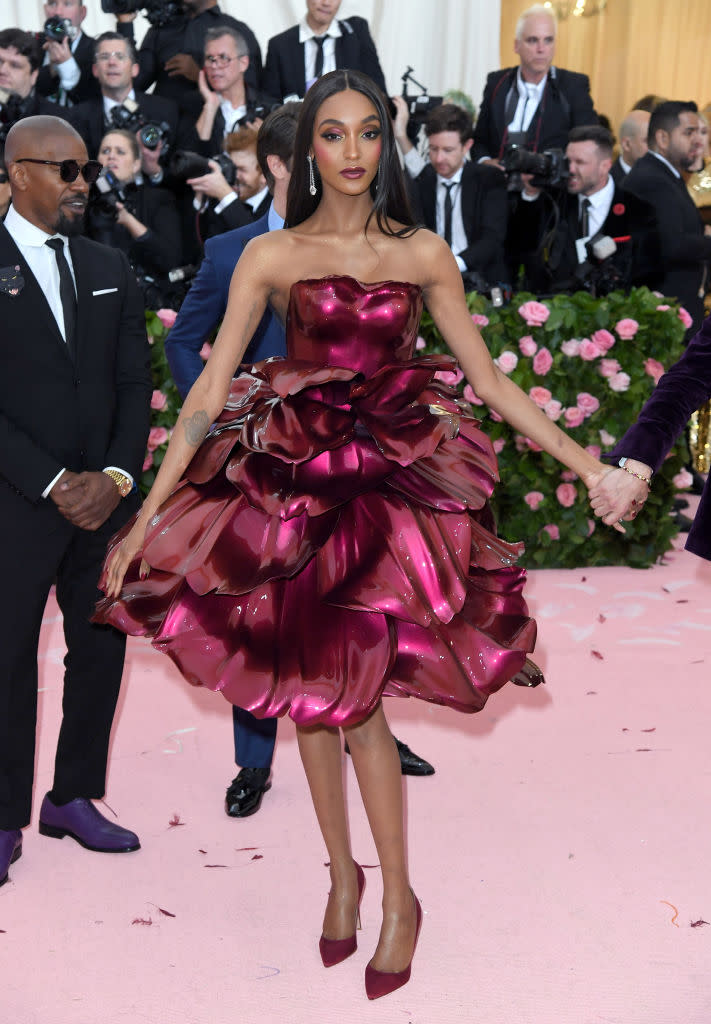 <p>Jourdan Dunn était une véritable fleur, avec cette splendide robe à pétales. (crédit Getty) </p>