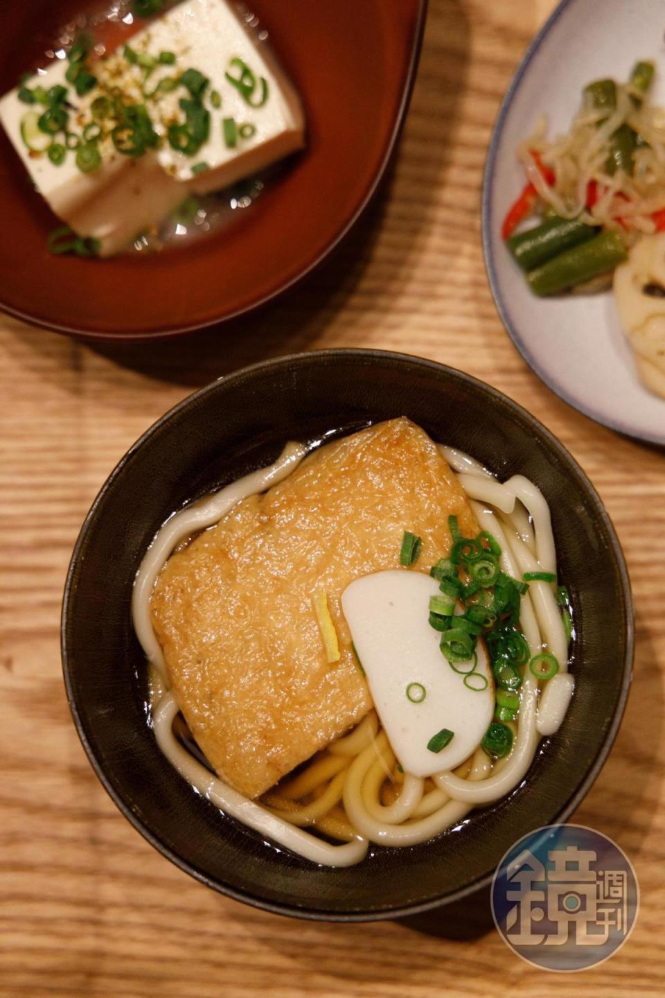 在自助早餐能品嘗到湯汁鮮美的烏龍麵等大阪著名料理。