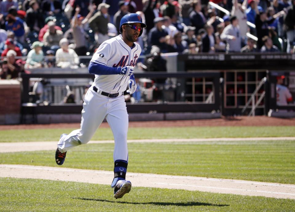 New York Mets' Chris Young trots the bases on his fifth-inning solo home run off St. Louis Cardinals starting pitcher Lance Lynn in a baseball game in New York, Thursday, April 24, 2014. (AP Photo/Kathy Willens)