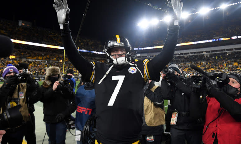 Ben Roethlisberger waves to Steelers fans.