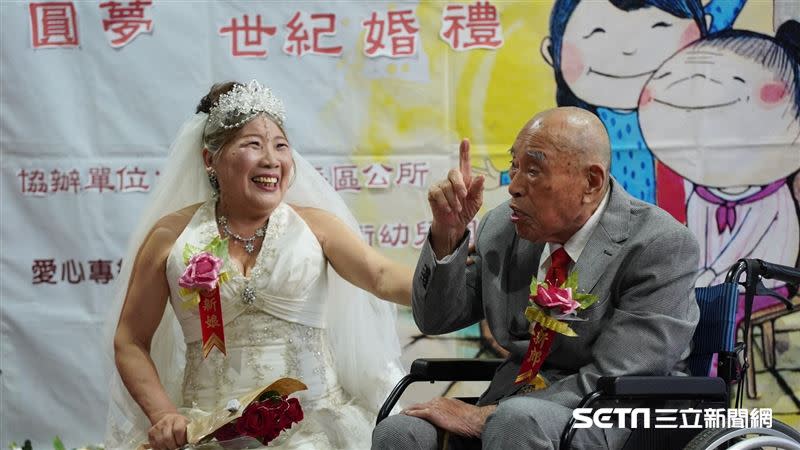 （上圖）穿上西裝的裴爺爺非常帥氣，根本看不出來已經102歲，王奶奶穿起白紗也非常的美麗；（下圖）婚禮當天，裴爺爺當眾向太太說出「我愛你」三個字，讓奶奶很感動開心外，現場見證者也都被感動到。（圖／受訪者提供）