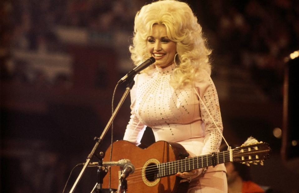 texan blow out cowgirl core hair trend dolly parton in 1976