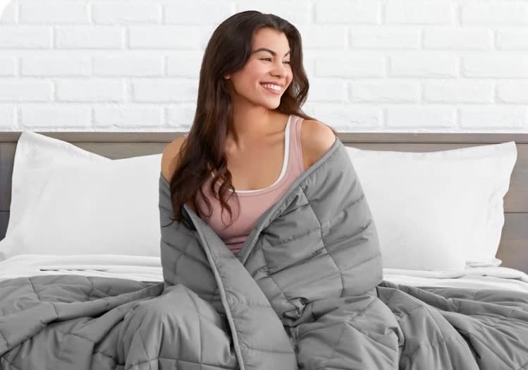 A model in the cotton twill weighted blanket