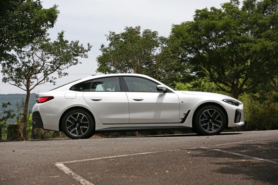 全新i4承襲新一代4GC的流線身形，成為BMW i首款純電四門轎跑。
