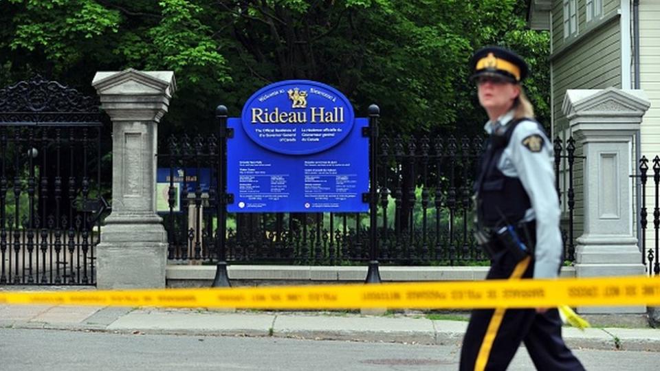 Un oficial de policía canadiense camina por Rideau Hall cerca de los terrenos de la finca de Ottawa.