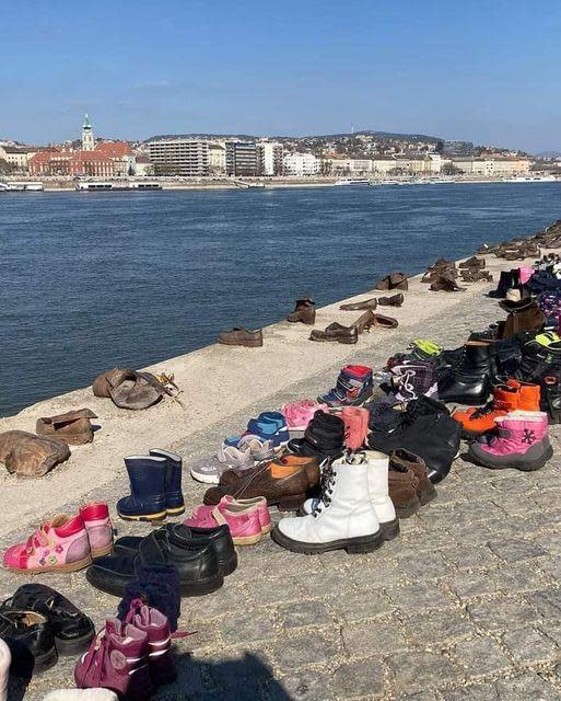 匈牙利悼念「馬立波劇院」罹難者 多瑙河畔擺上300雙鞋子聲援烏克蘭