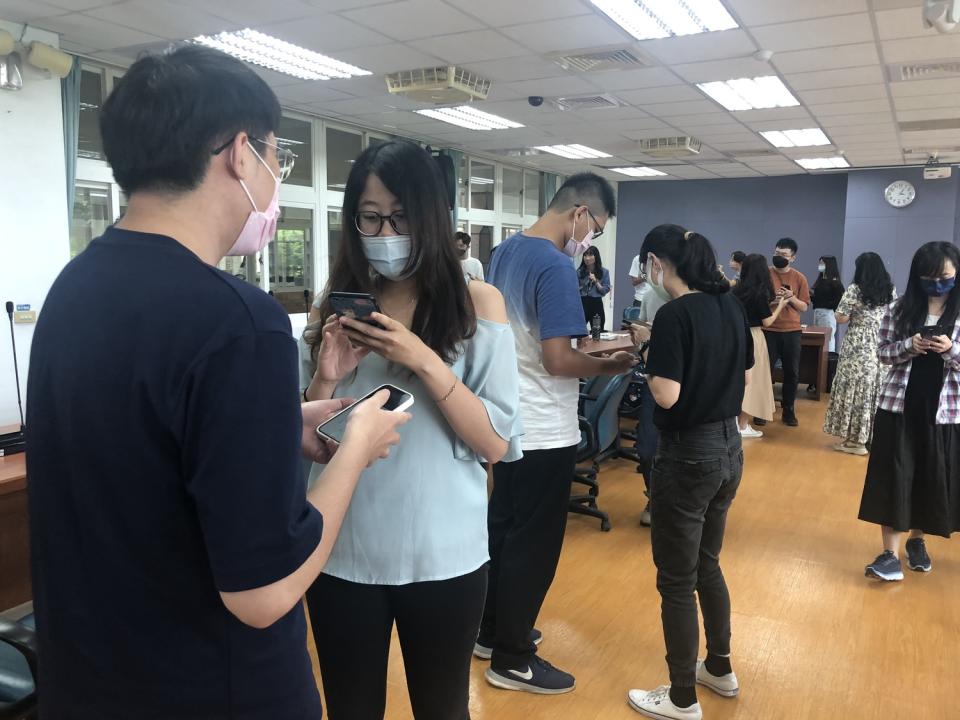 新進教師現場立即操作校園通APP各項功能。   圖：新北市教育局提供