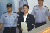 Samsung heir arrives at court for corruption verdict