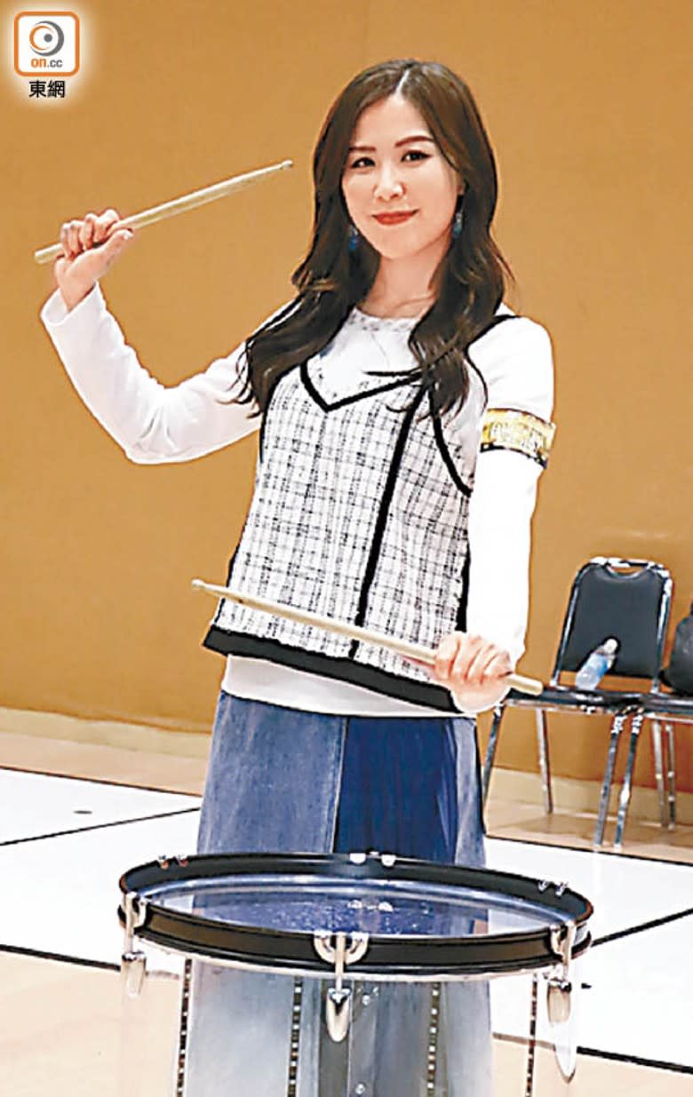 劉佩玥為台慶表演勤練打鼓，甚有台型。