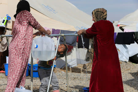 Displaced Iraqi women, who fled the Islamic State stronghold of Mosul, are seen at Khazer camp, Iraq December 5, 2016. REUTERS/Alaa Al-Marjani