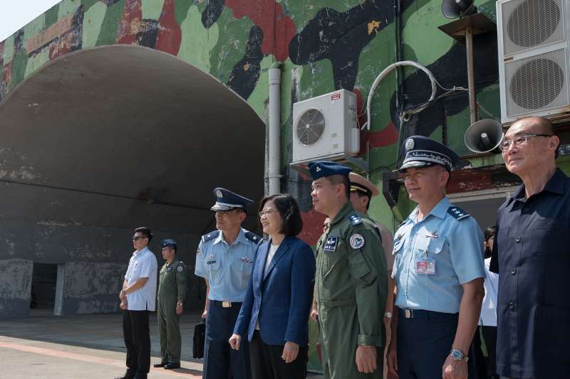 總統蔡英文（左二）之前視導空軍新竹基地，當時擔任聯隊長的柳惠千（左一）負責說明。（取自總統府）