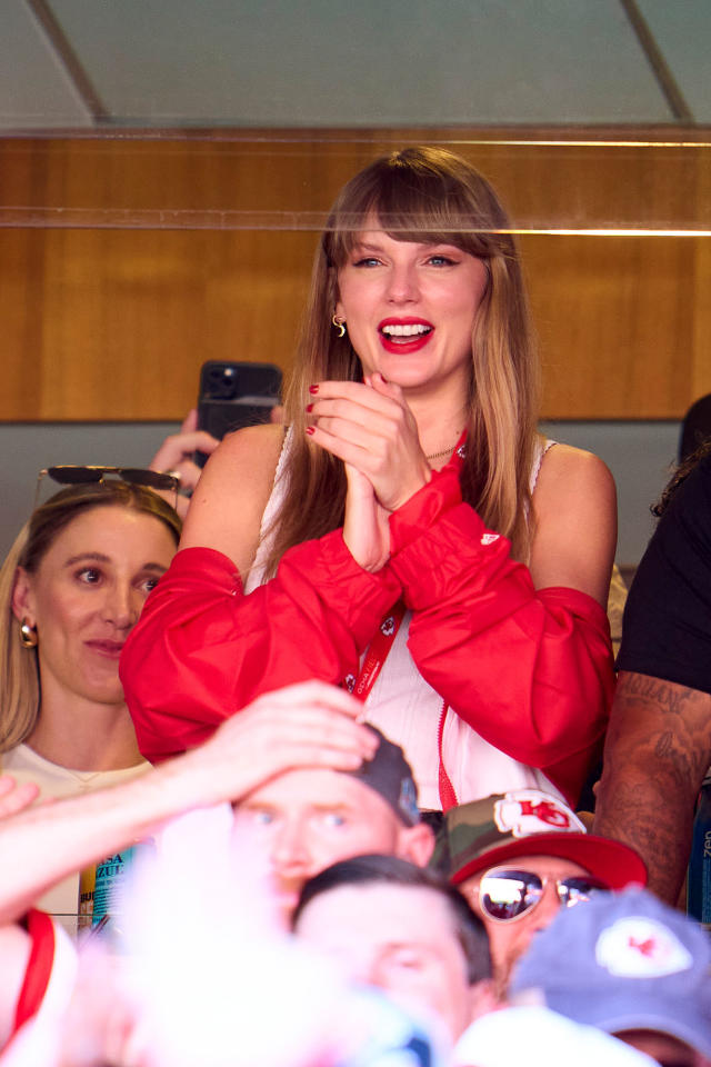 Travis Kelce's game day outfit was 1989 coded before Taylor Swift's  appearance at Chiefs stadium : r/TaylorSwift