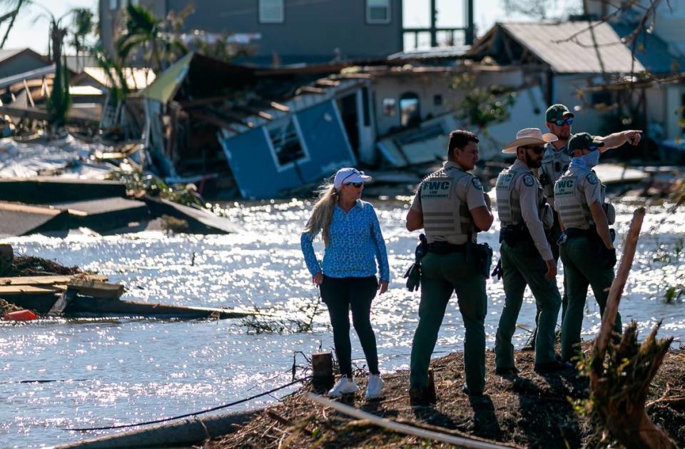 Funcionarios de la Comisión de Pesca y Conservación de la Vida Silvestre de la Florida (FWC) observan los daños en Matlacha tras el paso del huracán Ian.