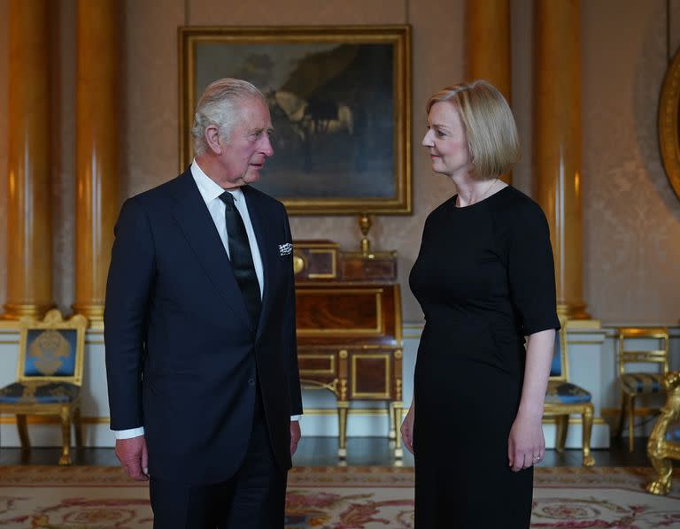 El rey Carlos III y la primera ministra Liz Truss