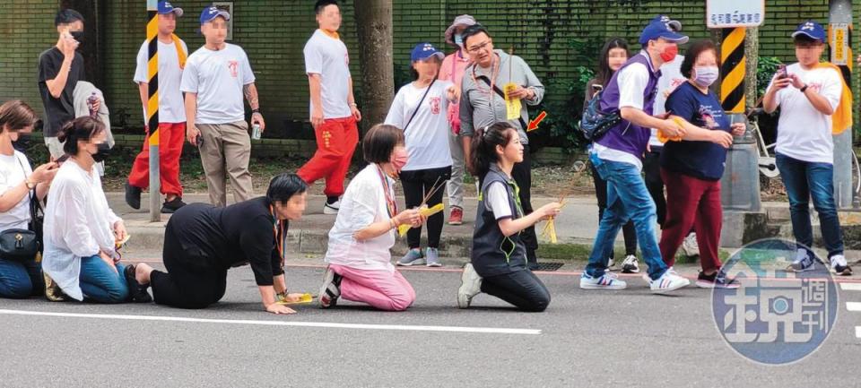 陳紫渝（箭頭處）熱心里上事務，帶著家人及里民在路邊迎媽祖神轎。