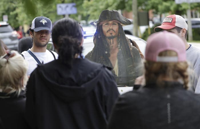 Una imagen de Jack Sparrow en la calle durante el juicio de Johnny Depp