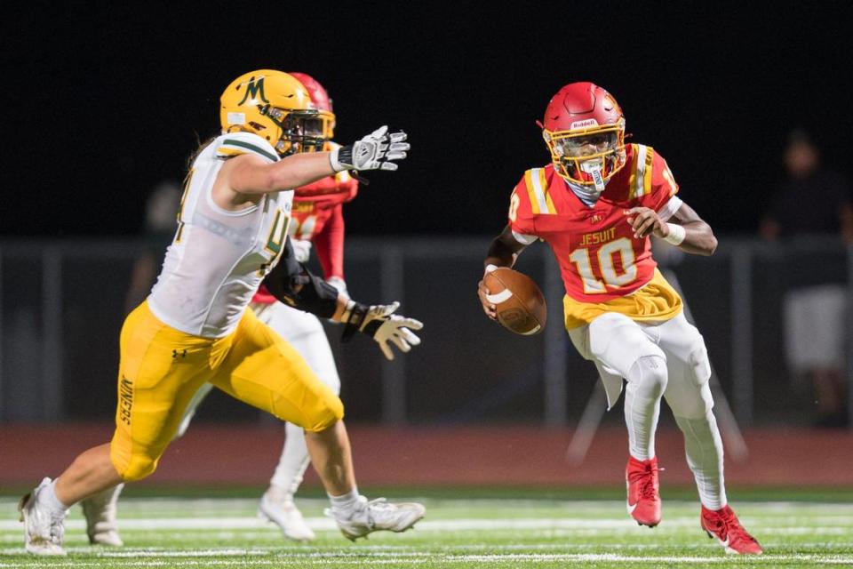 Jesuit Marauders quarterback CJ Lee (10) runs the ball during the second half of the high school football game at Jesuit High School on Friday, Aug. 25, in Carmichael.