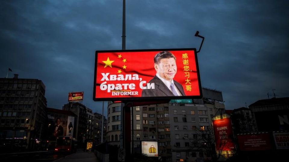 Una fotografía del 30 de marzo de 2020 de una valla publicitaria con la cara del presidente chino Xi Jinping y las palabras "Gracias hermano Xi", en un concurrido bulevar de Belgrado, Serbia.