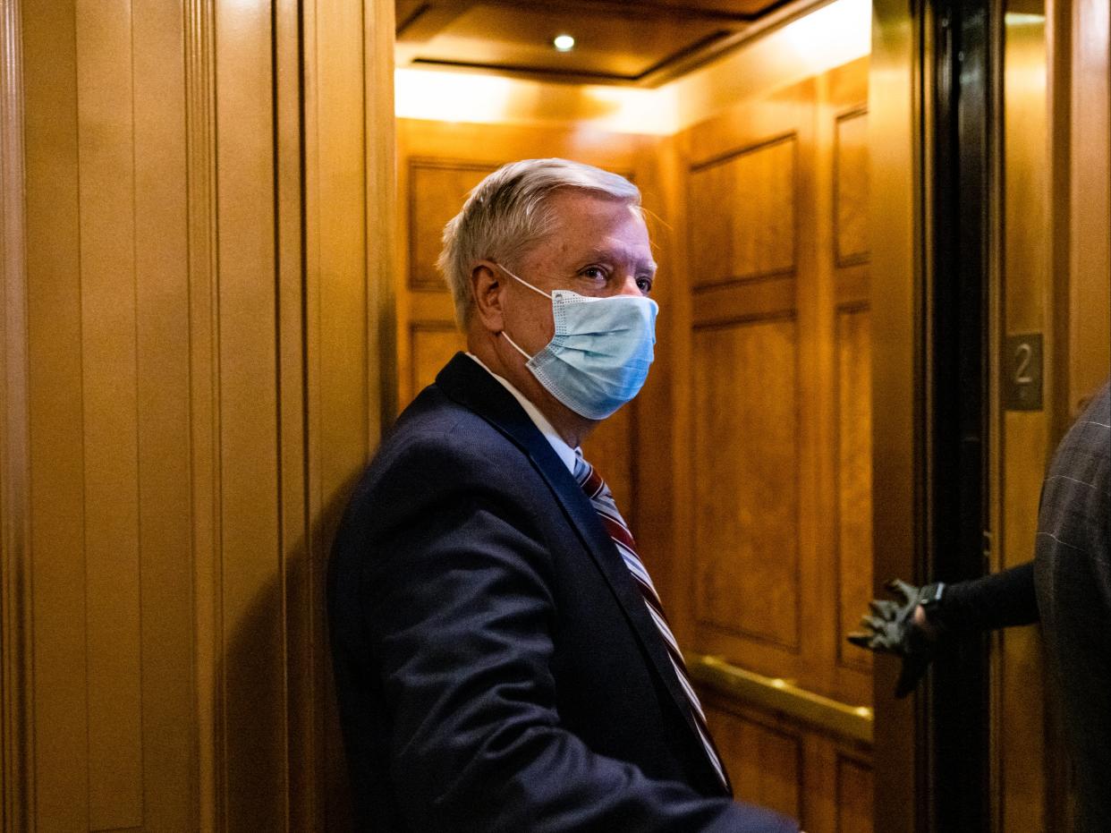 <p>El senador Lindsey Graham (R-SC) deja el piso del Senado luego de una votación el 26 de enero de 2021 en Washington, DC. Hoy los senadores prestarán juramento como jurado del segundo juicio político del expresidente Donald Trump. El presidente pro tempore del Senado Patrick Leahy (D-VT) presidirá el juicio en lugar del presidente del Tribunal Supremo, John Roberts. </p> (Foto de Samuel Corum / Getty Images)