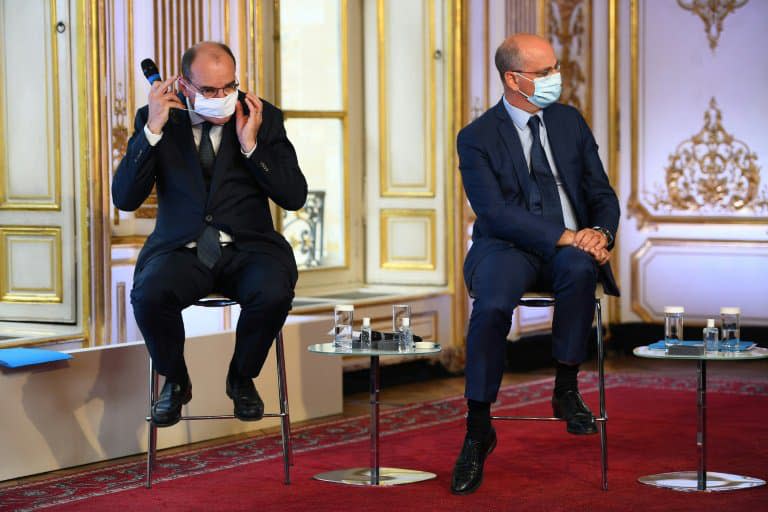 Le Premier ministre Jean Castex (g) ajuste son masque à côté du ministre de l'Education Jean-Michel Blanquer, lors d'une conférence de presse le 27 août 2020 à Paris - CHRISTOPHE ARCHAMBAULT  © 2019 AFP