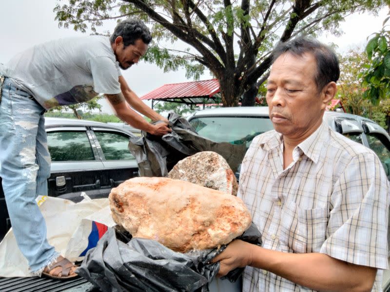 ▲泰國一位漁民在沙灘邊幸運撿到巨大龍涎香。（圖／翻攝自Viral Press）