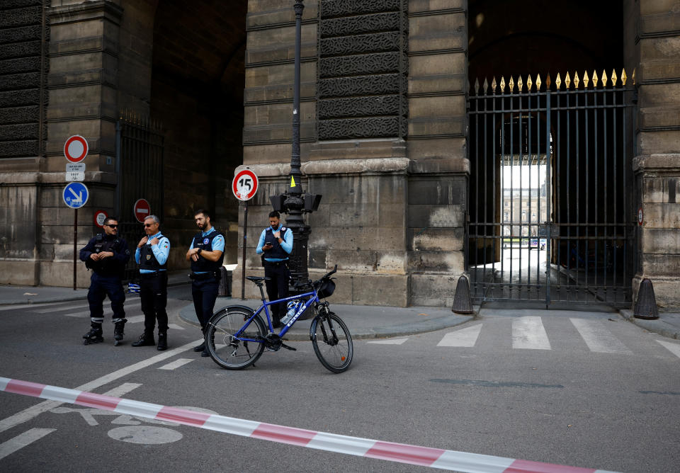 Agentes de la policía francesa vigilan fuera del museo del Louvre, cerrado por razones de seguridad, en París. (REUTERS/Sarah Meyssonnier)