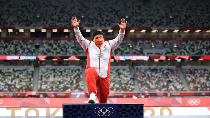 Foto del domingo de la china Gong Lijiao celebrando en el podio tras ganar el oro en la final del lanzamiento de bala