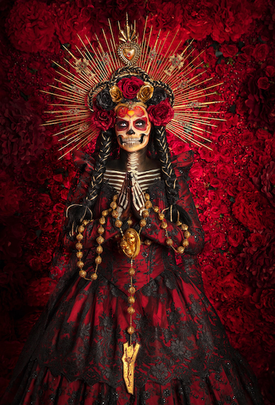 Chaque année, Christina Sanchez, originaire de Los Angeles, s’habille en ‘Catrina Christina’ pour le Jour des Morts ». Mars Sandoval, <a href="http://creativecommons.org/licenses/by-sa/4.0/" rel="nofollow noopener" target="_blank" data-ylk="slk:CC BY-SA;elm:context_link;itc:0;sec:content-canvas" class="link ">CC BY-SA</a>