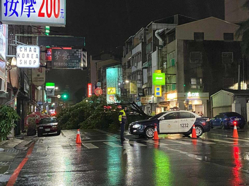 台南民族路二段路樹倒塌，警方獲報到場處理。翻攝自臉書社團「台南府城大小事」