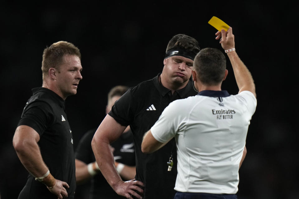 New Zealand's Scott Barrett, centre, is shown a second yellow cart and sent off by referee Matthew Carley of England, during the rugby union international match between South Africa and New Zealand, at Twickenham stadium in London, Friday, Aug. 25, 2023. (AP Photo/Alastair Grant)