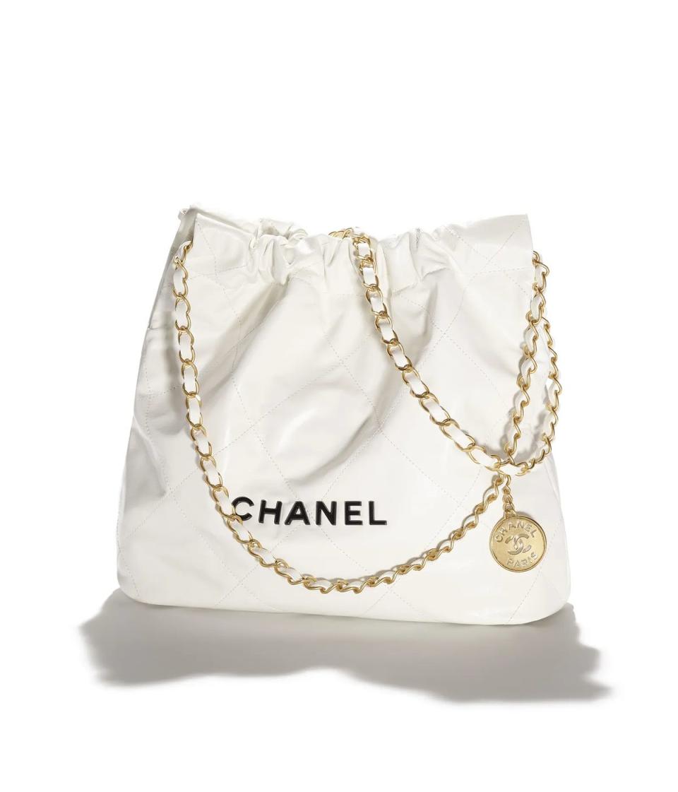 Chanel 22金鍊白色小牛皮背包，NT175,100【圖片來源：Chanel】