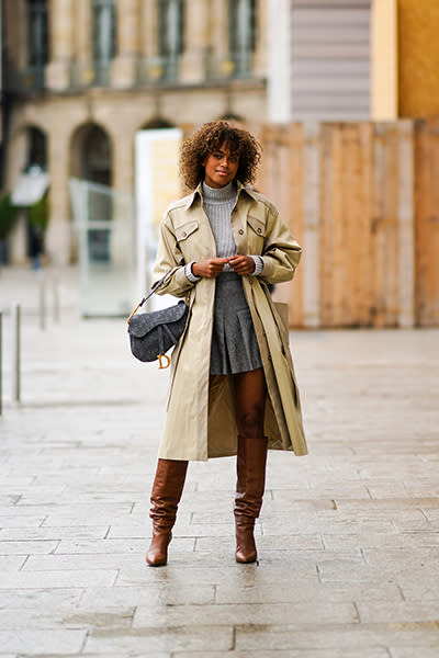 Pleated-skirt-and-neutral-accessories