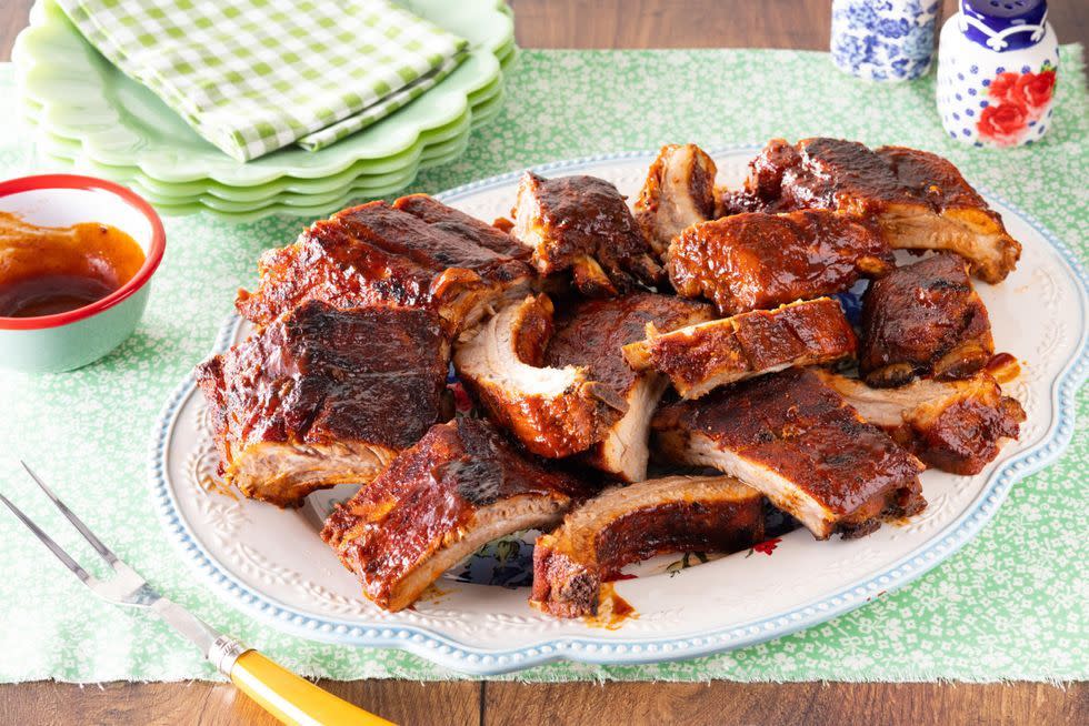 grilled bbq ribs with green plates