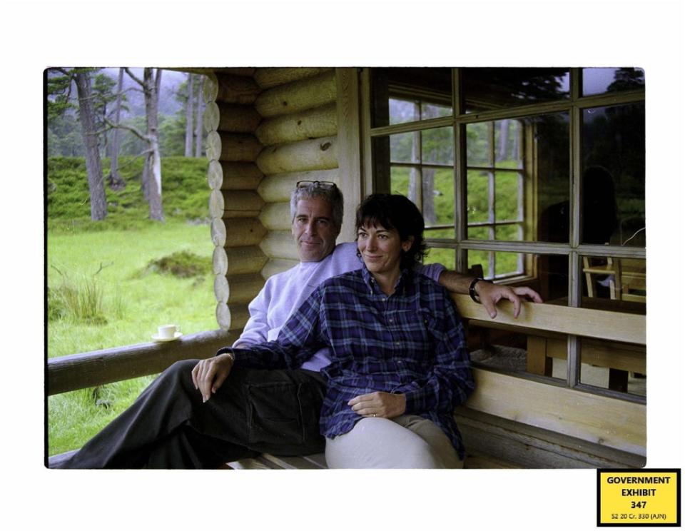 Ghislaine Maxwell con Jeffrey Epstein en una cabaña en la finca de la Reina, Balmoral (Oficina del Fiscal de los EE.UU.)