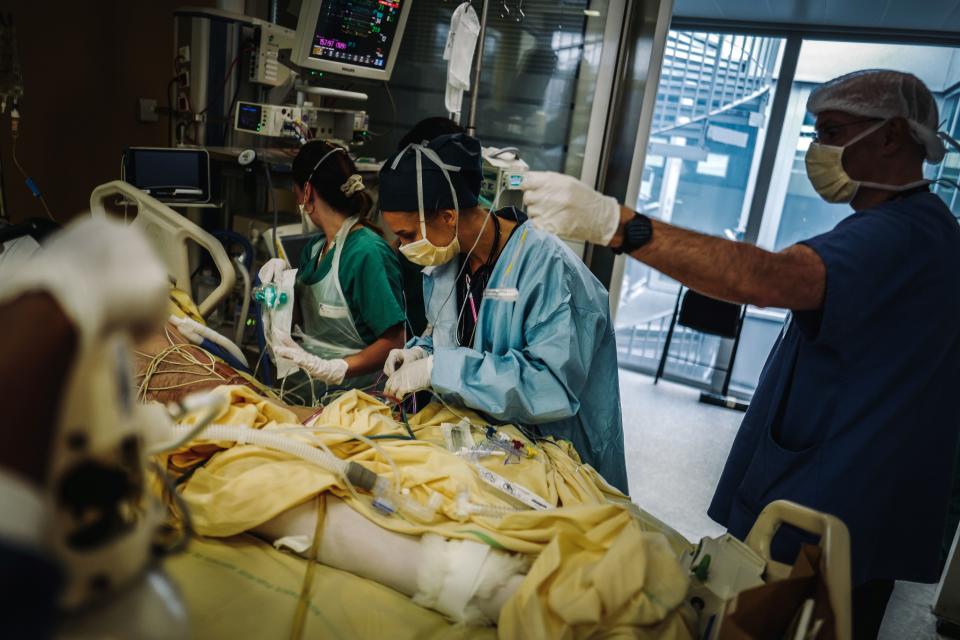 El personal sanitario atiende en la UCI a un paciente que no sufre Covid-19 después de que se le haya realizado una intervención quirúrgica. (Foto: Lucas Barioulet / AFP / Getty Images).