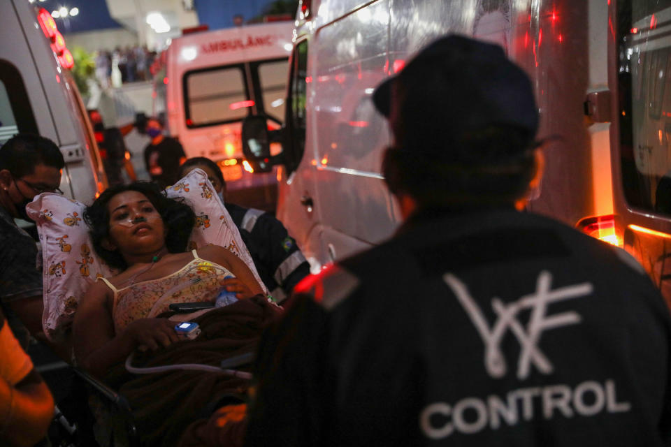 Eine junge Covid-19-Patientin wird vom Krankenhaus Joao Lucio in Manaus zu einem Krankenhaus in Maceio (Bundesstaat Alagoas) gebracht (Bild: Lucas Silva/dpa)