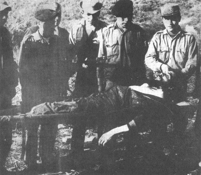 切的屍體被綁在擔架上，送上直昇機。（圖片來源：美國國家安全檔案館）