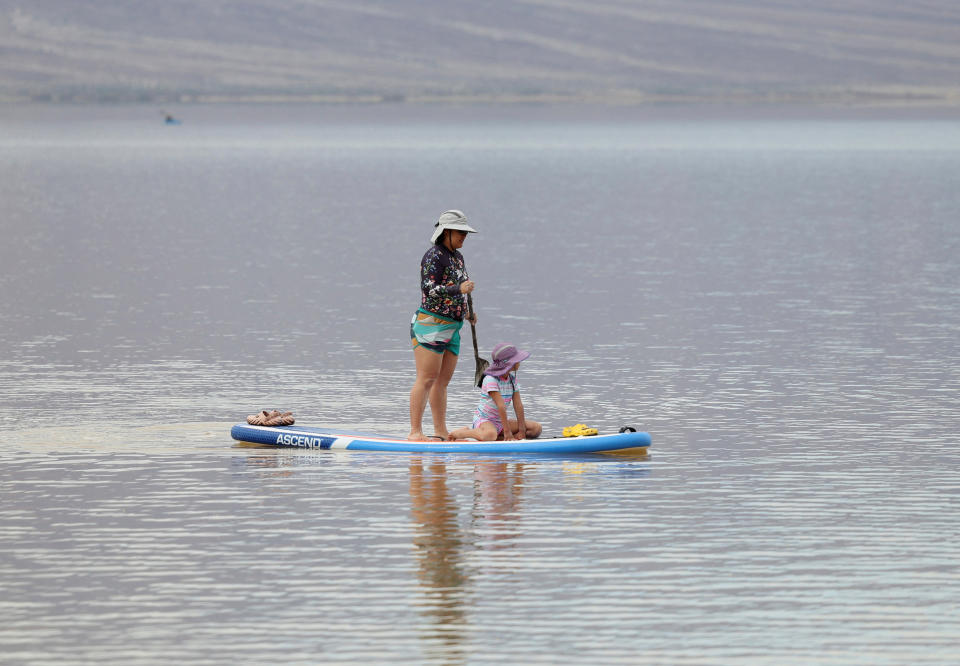 Eine Frau samt Tochter genießt eine Tour auf dem Lake Manly im Death Valley. (Bild: Reuters)