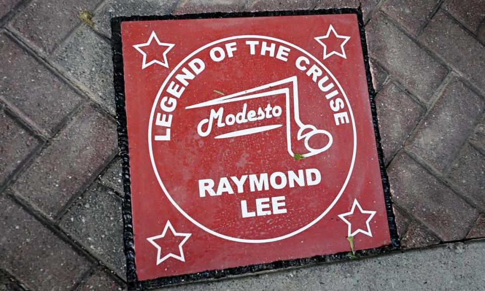 El recién incorporado Raymond Lee ya tiene una placa en el Paseo de la Fama de las Leyendas del Cruise, en la 10th Street Plaza de Modesto, California, el miércoles 5 de junio de 2024.