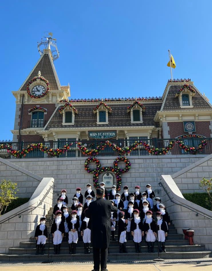 <span>樂䔄幼稚園及樂希幼兒學校更安排學生在迪士尼樂園進行聯校音樂活動！（學校供相）</span>