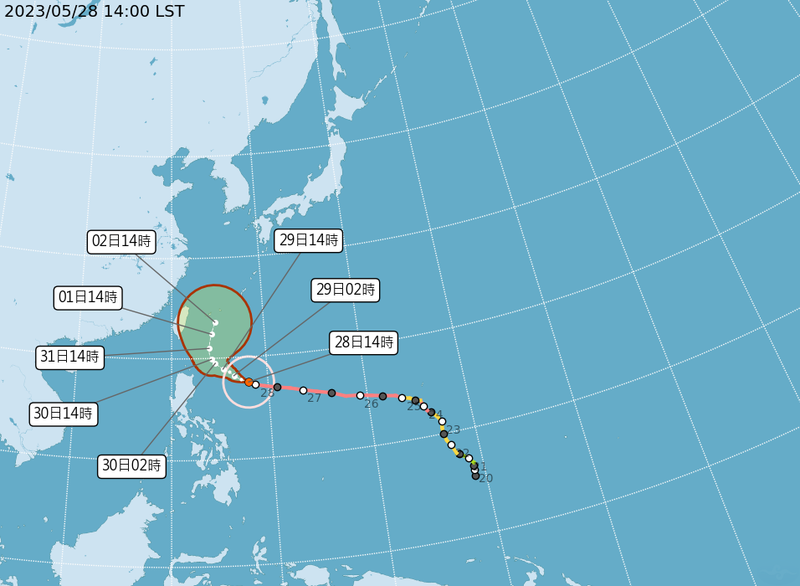 中颱瑪娃目前位於台灣東南方海面，以每小時15公里速度，持續朝西北西進行。（中央氣象局提供）