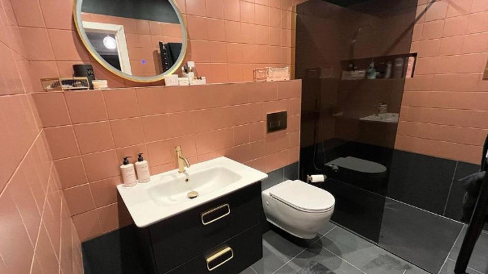 Jonnie Irwin's coral coloured bathroom