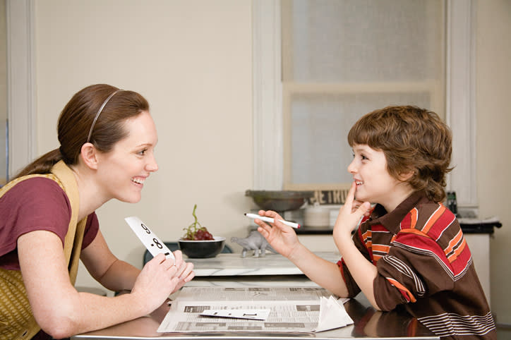 Incentiva a tu hijo incorporar las matemáticas en el día a día. – Foto: Image Source/Getty Images