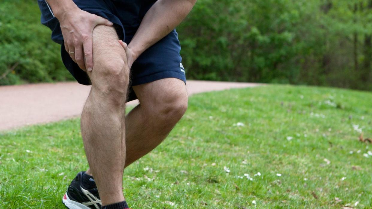 Und plötzlich zieht es im Knie: Schmerzen beim Sport sind nichts ungewöhnliches. Sie richtig einzuordnen, kann aber knifflig werden. Foto: Silvia Marks