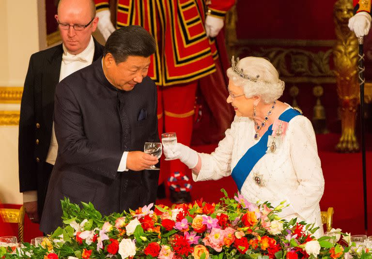 FILED - 20 October 2015, United Kingdom, London: Chinese President Xi Jinping and Queen Elizabeth II attend a state banquet at Buckingham Palace. Queen Elizabeth II, the longest reigning monarch in British history, has died at Balmoral, Scotland, at the age of 96. Photo: Dominic Lipinski/PA Wire/dpa