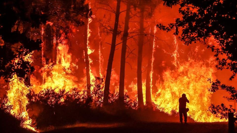 Bombero frente a las llamas en un incendio forestal