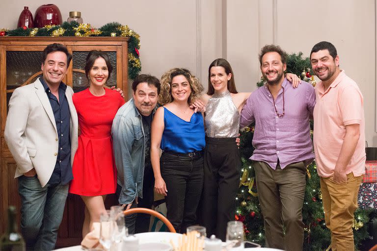 Violeta Urtizberea y Fernán Mirás junto al elenco de la película Casi Muerta: Natalia Oreiro, Diego Velázquez, Paola Barrientos, Alberto Ajaka y Ariel Staltari